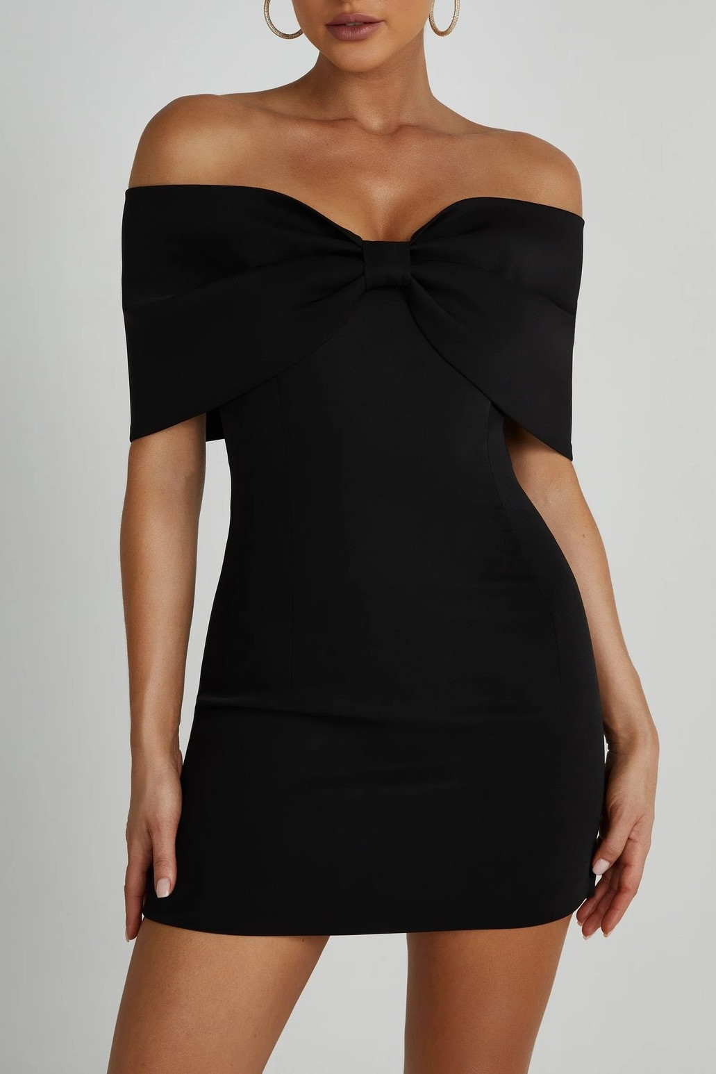 Sophie - Czarna Mini Sukienka z Off-Shoulder Wiązaniem