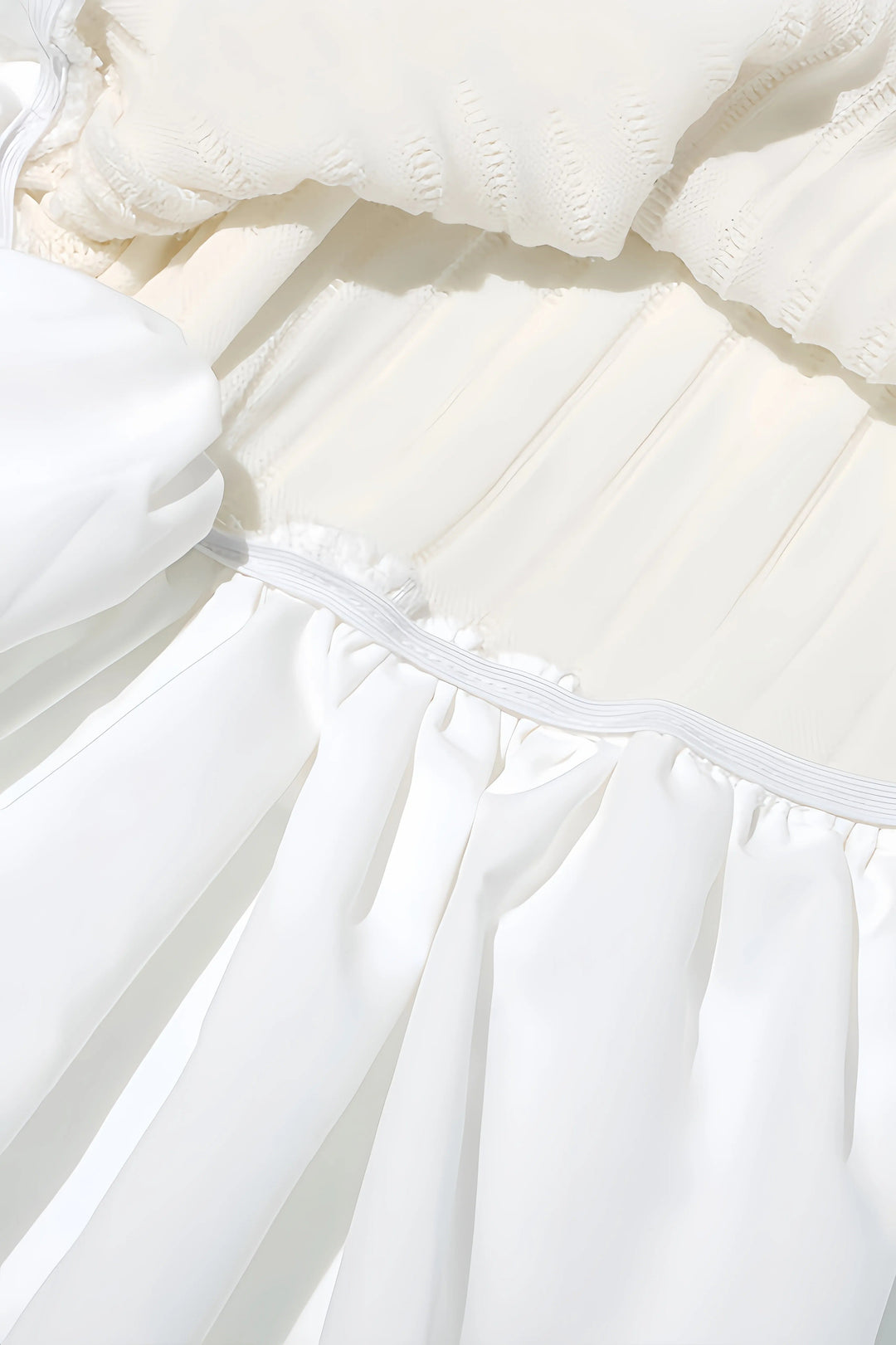 Elin - Plisowana Sukienka Mini z Rozszerzanymi Rękawami