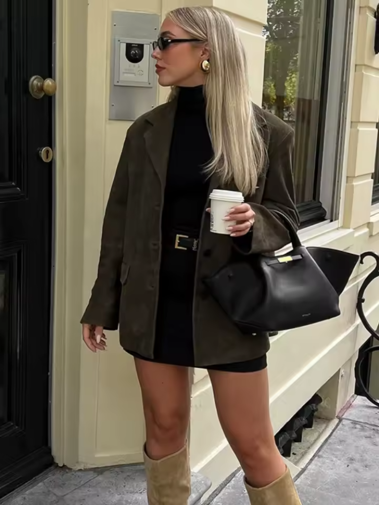 Kurtka zimowa damska z guzikami w oversize'owym kroju i kieszeniami